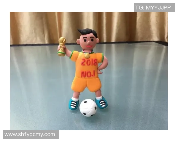 用胶泥雕刻足球明星形象展现运动魅力与艺术创意 用胶泥雕刻足球明星形象展现运动魅力与艺术创意