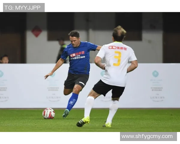 揭秘足球明星小凤的成长历程与辉煌成就背后的故事