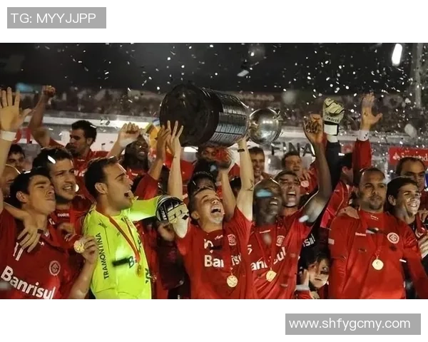 足球明星们齐聚一堂共同庆祝小罗的传奇生涯与足球精神